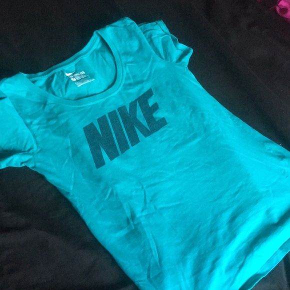 Nike tee - Picture 2 of 2